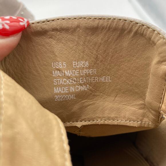 Arider Girl Cream Stud Buckle Crocodile Pointed Toe Block Heels Women's size 8.5 - Picture 9 of 10